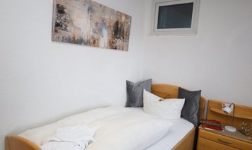 Ein Zimmer mit Blick auf den Hof im Familienhotel Monikas Ferienhof Sauerland.