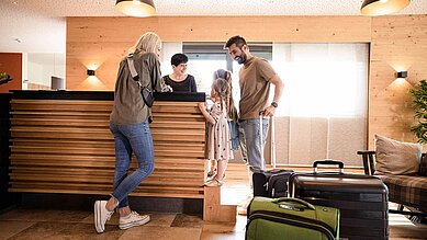 Im Familienhotel ankommen heißt familienfreundliche Gastgeber und familiengerechte Rezeption. Ankommen - Einchecken - Wohlfühlen