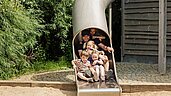 Kinder rutschen und haben viel Spaß auf dem Spielplatz des Familien Wellnes Hotel Seeklause an der Ostsee.