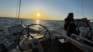 Segelyacht von Olaf während des Sonnenuntergang-Törns.