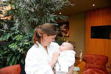 Mutter mit Baby im Wellnessbereich im Familienhotel Baby & Kinder Bio-Resort Ulrichshof im Bayerischen Wald