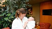 Mutter mit Baby im Wellnessbereich im Familienhotel Baby & Kinder Bio-Resort Ulrichshof im Bayerischen Wald