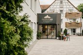 Der moderne Hoteleingang zeigt auf den ersten Blick, dass man im Familienhotel Friedrichshof herzlich willkommen ist.