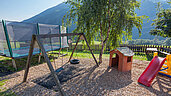 Kinderspielplatz mit schönem Ausblick auf die Landschaft vom Familienhotel Kinderhotel Sailer in Pitztal.
