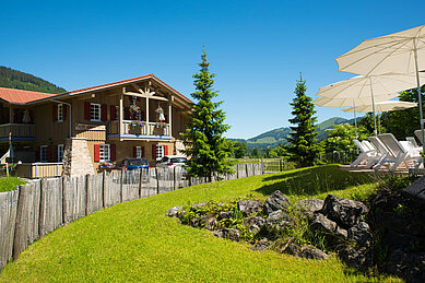 Große Außenanlage mit Blick auf die Berge im Spa- & Familien-Resort Krone im Allgäu.