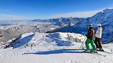 Skifahrer genießen die Aussicht auf die Allgäuer Alpen bevor sie wieder ins Familienhotel Bavaria fahren.