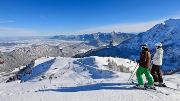 Skifahrer genießen die Aussicht auf die Allgäuer Alpen bevor sie wieder ins Familienhotel Bavaria fahren.