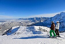 Skifahrer genießen die Aussicht auf die Allgäuer Alpen bevor sie wieder ins Familienhotel Bavaria fahren.