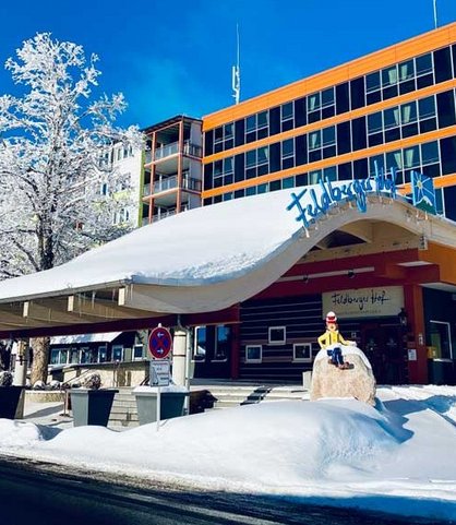 Hotelansicht des Familienhotels Feldberger Hof im Winter.