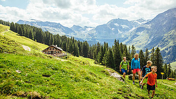 Wandern im Salzburger Land: Familie wandert im Raurisertal mit dem Ziel Mitterasternalm.