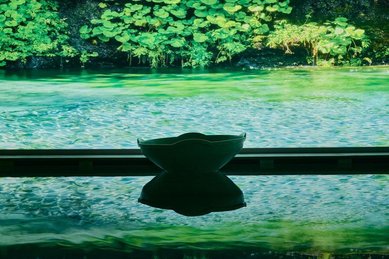Wellnessbereich des Hotels Bella Vista in Südtirol spiegelnde Wasseroberfläche mit Naturbild