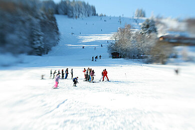 Kinderskikurs auf der Skipiste nahe des Familienhotels Sonnenpark.