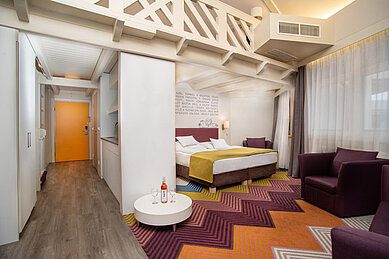 Modernes Familienzimmer mit einem Doppelbett im Familienhotel Kolping Hotel Spa & Family Resort in Ungarn.