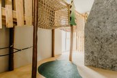Der Spielwald mit Hängebrücke lädt im Familienhotel Friedrichshof zu spannenden Abenteuern ein.