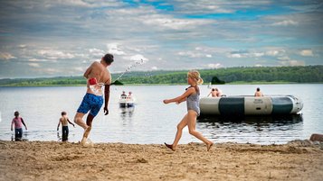 Sommerlicher Badespaß am See in Borchard's Rookhus: Kinder und Familien genießen einen unvergesslichen Tag am Wasser mit Spiel, Spaß und Action in der Natur.
