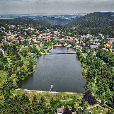 Sicht über Harz mit See.