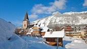 Ein kleines Dorf im Winter in der Steiermark.