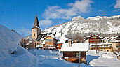 Ein kleines Dorf im Winter in der Steiermark.