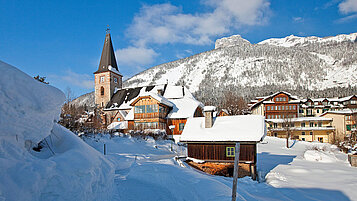 Ein kleines Dorf im Winter in der Steiermark.