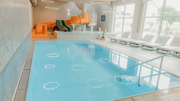 Das Hallenbad im Familienhotel Friedrichshof in der Fränkischen Schweiz
