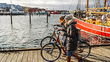 Mit dem Fahrrad an der Ostseepromenade.