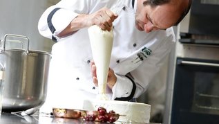 Gastgeber Alfred Boch beim eigenhändigen Backen einer Schwarzwälder-Kirschtorte. 