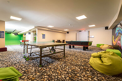 Teens-Club mit Kicker, Airhockey und einer Tischtennisplatte im Familienhotel Galtenberg Family & Wellness Resort in Tirol.