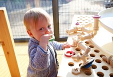 Kleinkind spielt mit Kleinkindgerechten Spielzeug im Familienhotel Monikas Ferienhof