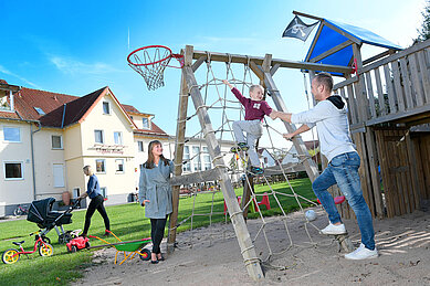 Familie mit spielt gemeinsam auf dem Außenspielplatz des Familienhotels Rhön Feeling.