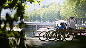Radfahren im Vorarlberg: Eine kleine Pause auf eurer E-Bike Tour in Bregenz am See einlegen. Auf dem Bänken um den See lässt sich ideal eine Pause machen.