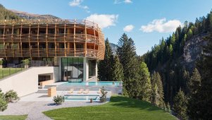 Neubau des Familienhotel Bella Vista in Südtirol mit Infinity Pool, Sonnenterrasse und Blick auf die Berge.