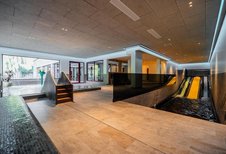 Schwimmbereich im Familienhotel Oberkarteis im Salzburger Land mit Wellenrutsche und Babybecken.