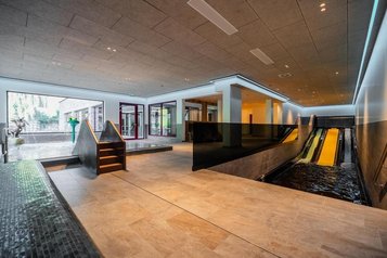 Schwimmbereich im Familienhotel Oberkarteis im Salzburger Land mit Wellenrutsche und Babybecken.