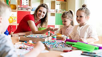 Zwei Kinder in der liebevollen Familotel Kinderbetreuung im Happy-Club im Familienurlaub.