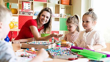 Zwei Kinder in der liebevollen Familotel Kinderbetreuung im Happy-Club im Familienurlaub.