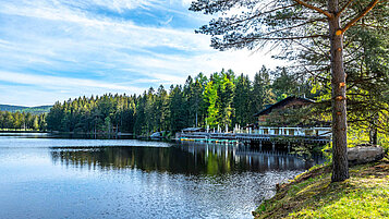 Der idyllische Fichtelsee im Fichtelgebirge bei schönem Wetter.