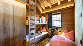 Großzügiger Kinderschlafbereich mit Hochbett im Mons Silva Private Luxury Chalet in Südtirol.