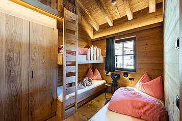 Großzügiger Kinderschlafbereich mit Hochbett im Mons Silva Private Luxury Chalet in Südtirol.
