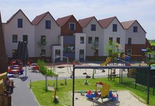 Luftaufnahme des Familienhotels Deichkrone an der Nordsee im Sommer. Das Familienhotel befindet sich in unmittelbarer Nähe zum Strand.