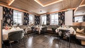 Helles, modernes Restaurant im Galtenberg Family & Wellness Resort in Tirol.