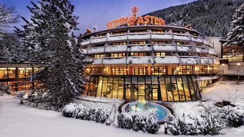 Die Außenansicht des Hotel Sonngastein im Salzburger Land zeigt das Hotel im Winter mit Schnee.