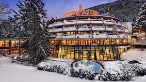 Die Außenansicht des Hotel Sonngastein im Salzburger Land zeigt das Hotel im Winter mit Schnee.