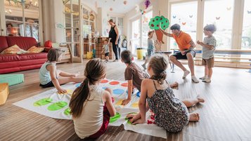 Kinder spielen gemeinsam im liebevoll gestalteten Happy Club des Familienhotels Tirolerhof und werden dabei pädagogisch betreut.