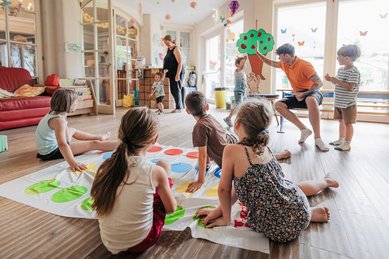 Kinder spielen gemeinsam im liebevoll gestalteten Happy Club des Familienhotels Tirolerhof und werden dabei pädagogisch betreut.