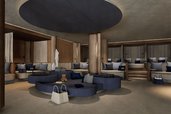 isualisierung des neuen Familien-Ruheraums im Zauchenseehof: Nach dem Umbau erwartet Gäste ein gemütlicher Rückzugsort mit bequemen Liegen, warmen Naturmaterialien und entspannter Atmosphäre im Familienhotel im Salzburger Land.