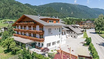 Eine Seitenansicht vom Familienhotel Alpenhof Dolomit Family in Südtirol.