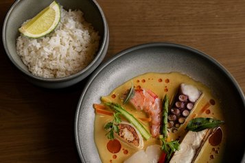 Fein angerichtetes Fischcurry mit Gemüse und Reis im Familienhotel Habachklause.