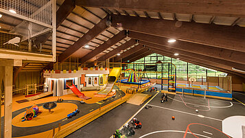 Große Indoorspielhalle mit einer Softplayanlage im Familienhotel Sonngastein in Bad Gastein.