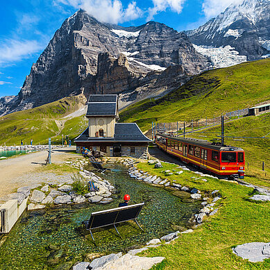 Mit der Bergbahn durch die Schweiz.