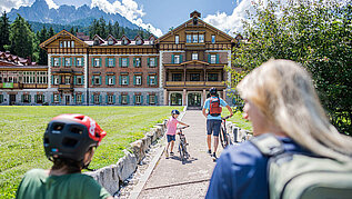 Die Sonne genießen und einen Ausflug machen. Was gibt es besseres als Fahrrad fahren durch eine Stadt in Südtirol?